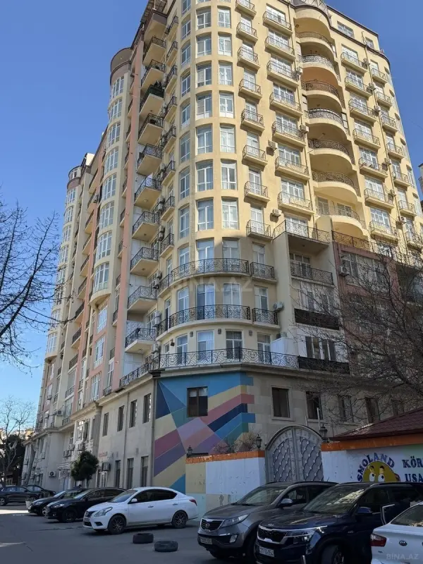 Satılır 4 otaqlı mənzil 185 m²