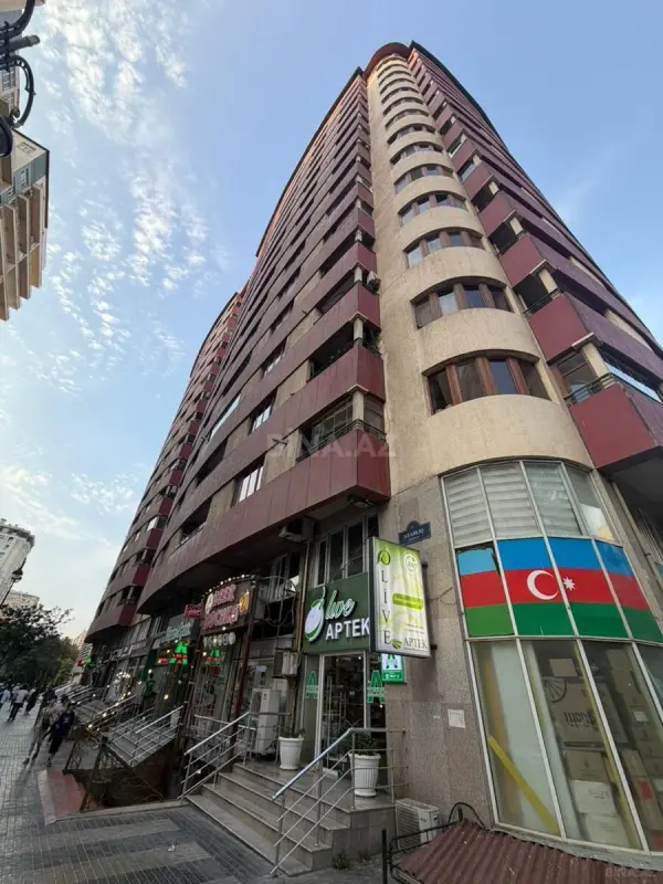 Satılır 3 otaqlı mənzil 190 m²