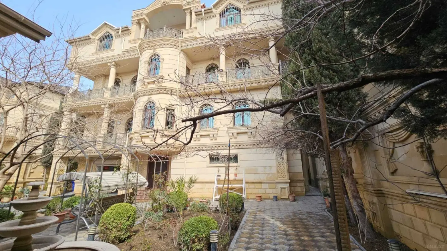 Satılır 10 otaqlı həyət evi 850 m²