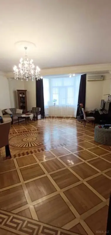 Satılır 4 otaqlı mənzil 200 m²