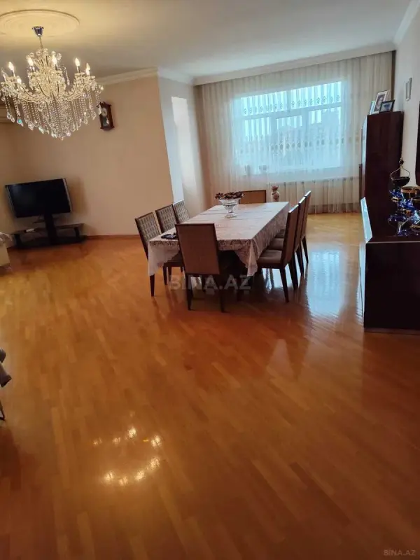 Satılır 3 otaqlı mənzil 152 m²