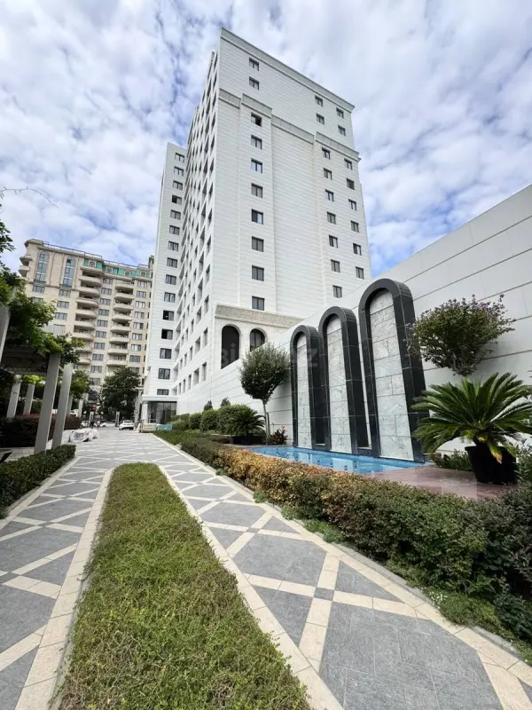 Satılır 4 otaqlı mənzil 240 m²