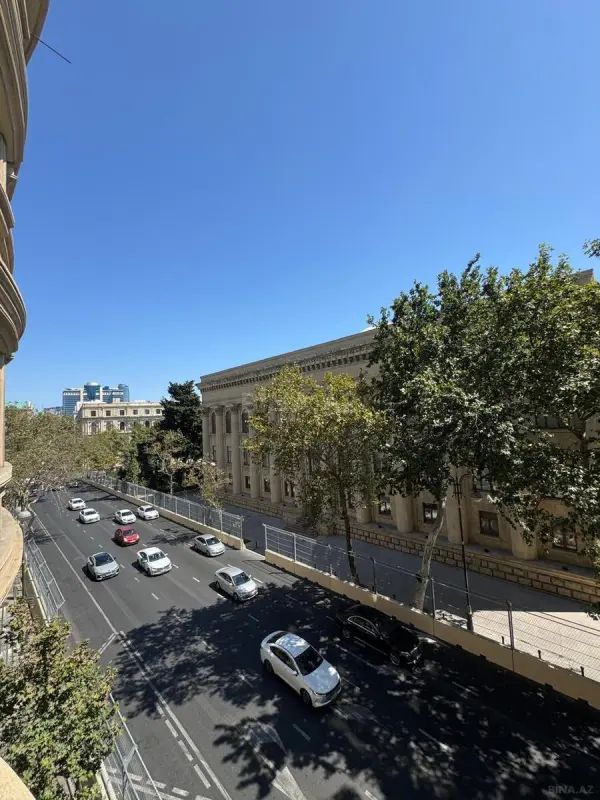 Satılır 4 otaqlı mənzil 152 m²