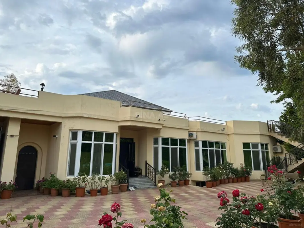 Satılır 4 otaqlı həyət evi 400 m²