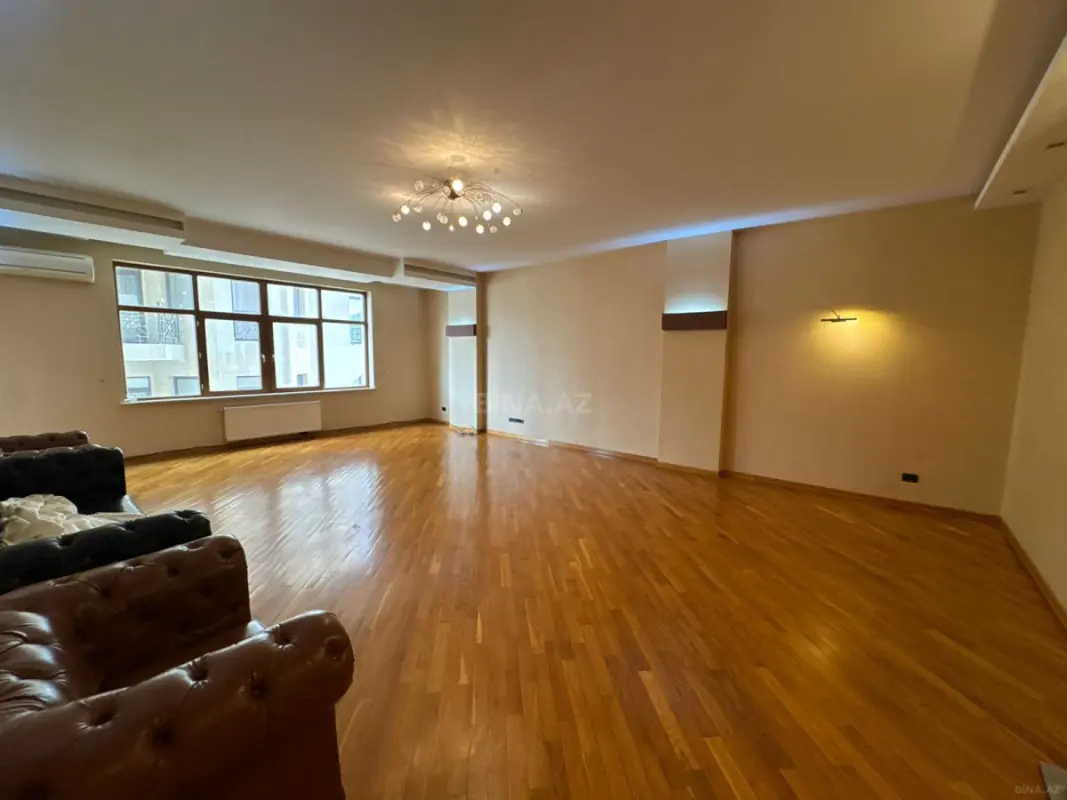 Satılır 4 otaqlı mənzil 230 m²