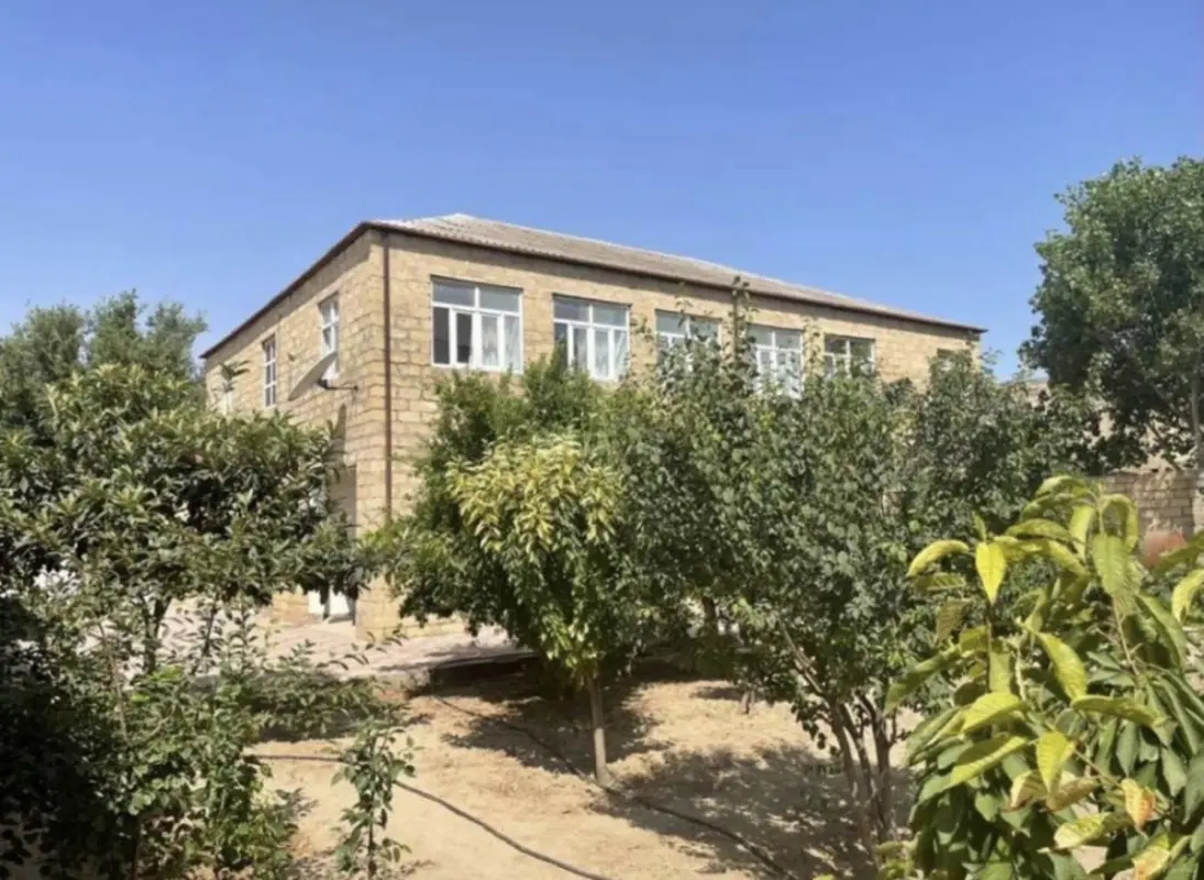 Satılır 9 otaqlı həyət evi 400 m²