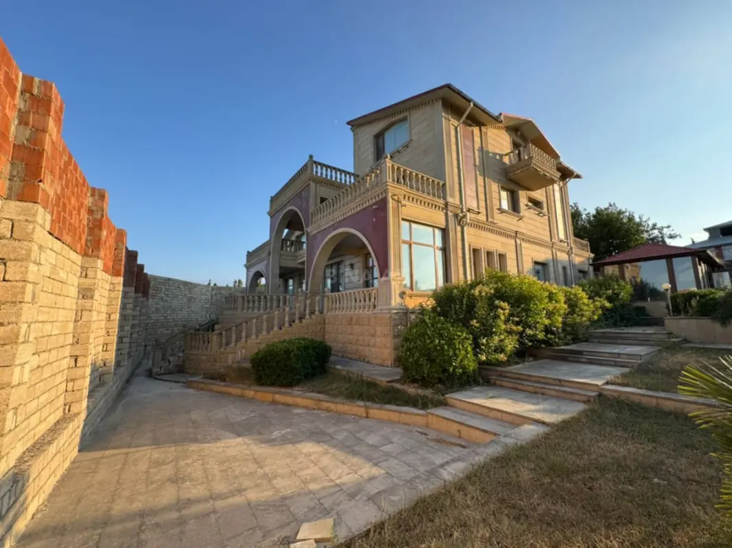 Satılır 8 otaqlı həyət evi 470 m²
