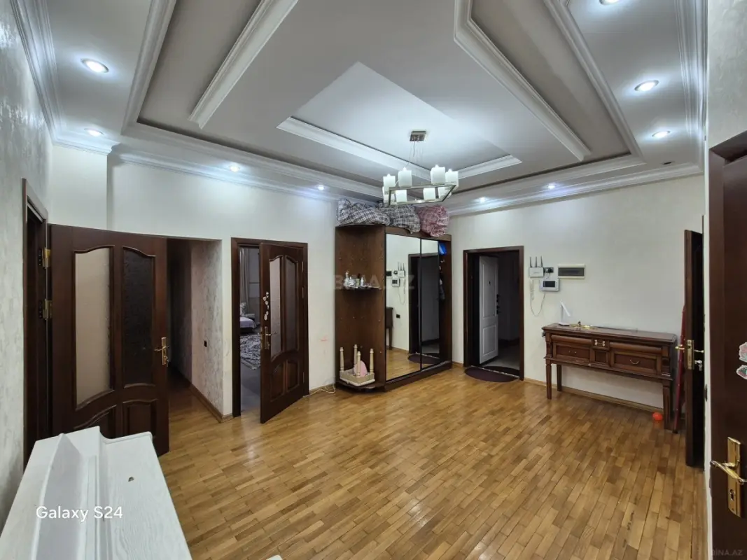 Satılır 4 otaqlı mənzil 166 m²