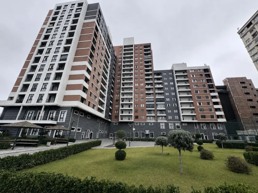 Satılır 3 otaqlı mənzil 137 m²