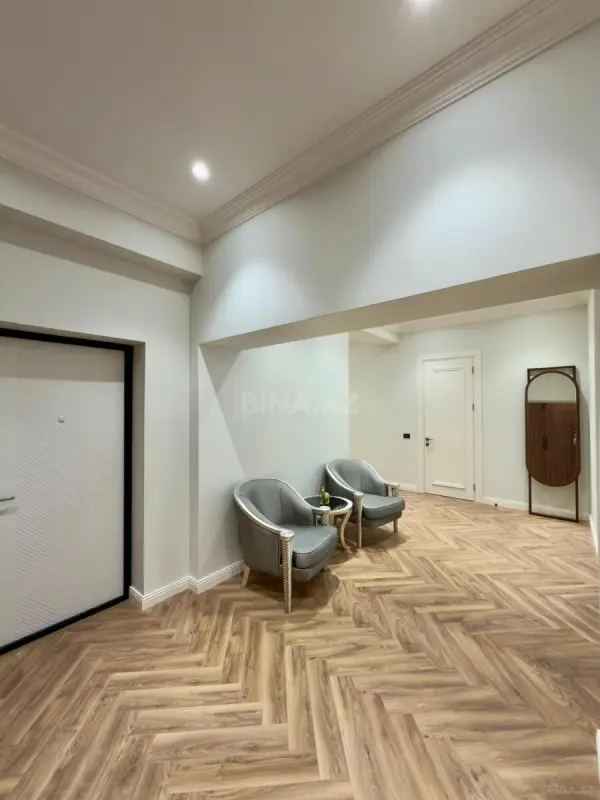 Satılır 4 otaqlı mənzil 242 m²