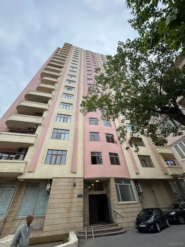 Satılır 4 otaqlı mənzil 230 m²
