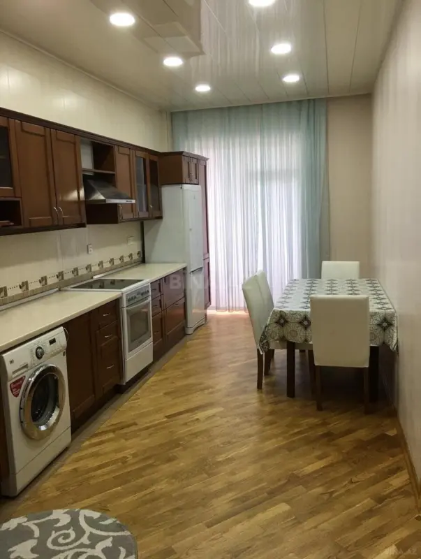 Kirayə verilir 3 otaqlı mənzil 140 m²