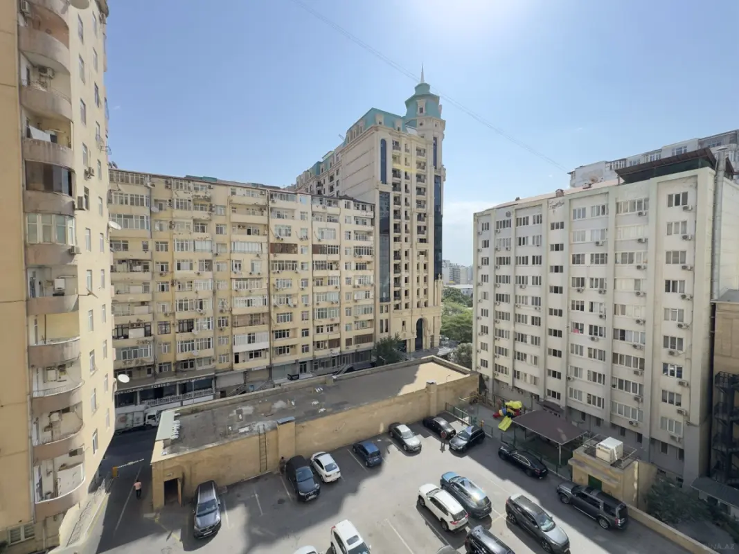 Satılır 5 otaqlı mənzil 200.3 m²