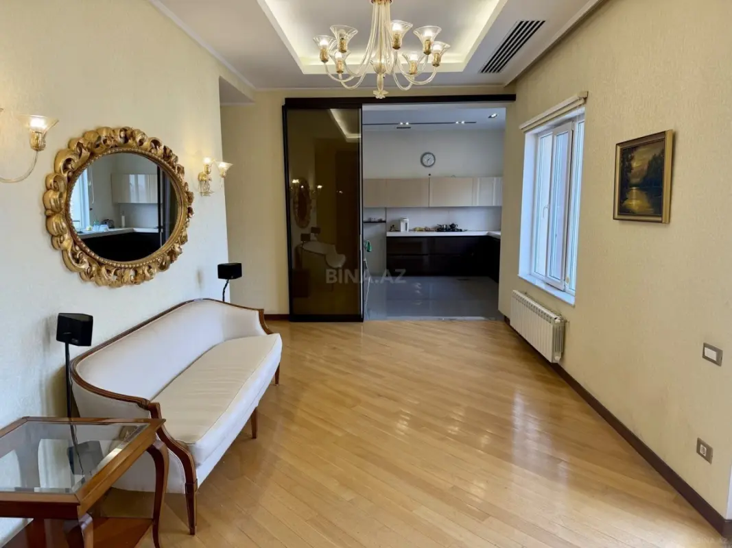 Satılır 5 otaqlı mənzil 390 m²