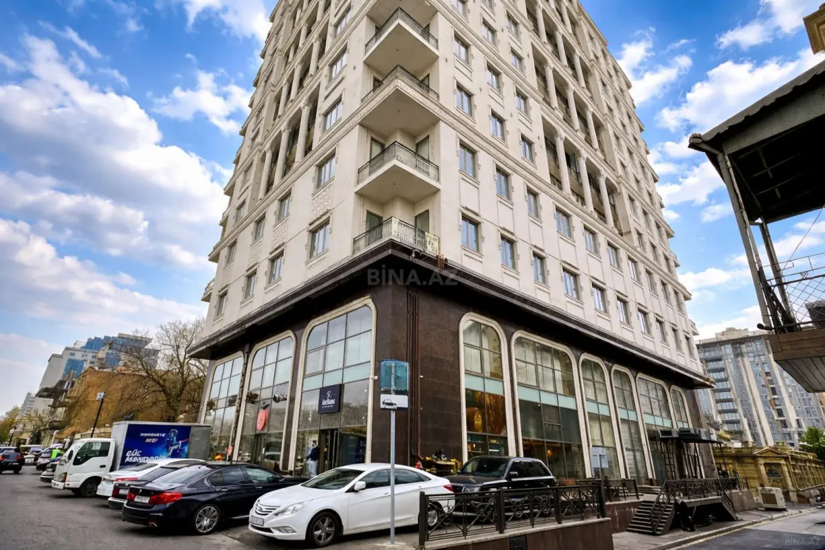 Satılır 4 otaqlı mənzil 241 m²