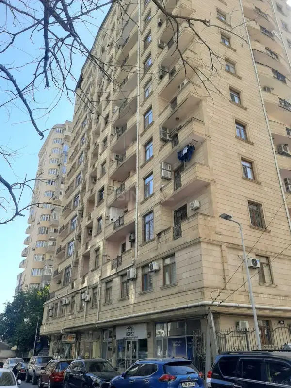 Satılır 3 otaqlı mənzil 147 m²