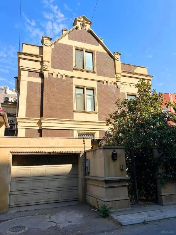 Satılır 14 otaqlı həyət evi 870 m²