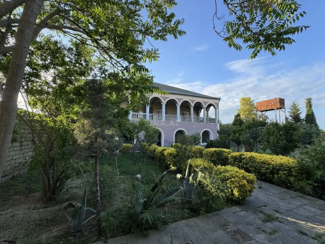 Satılır 8 otaqlı həyət evi 500 m²