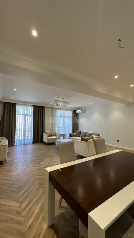 Satılır 4 otaqlı mənzil 242 m²