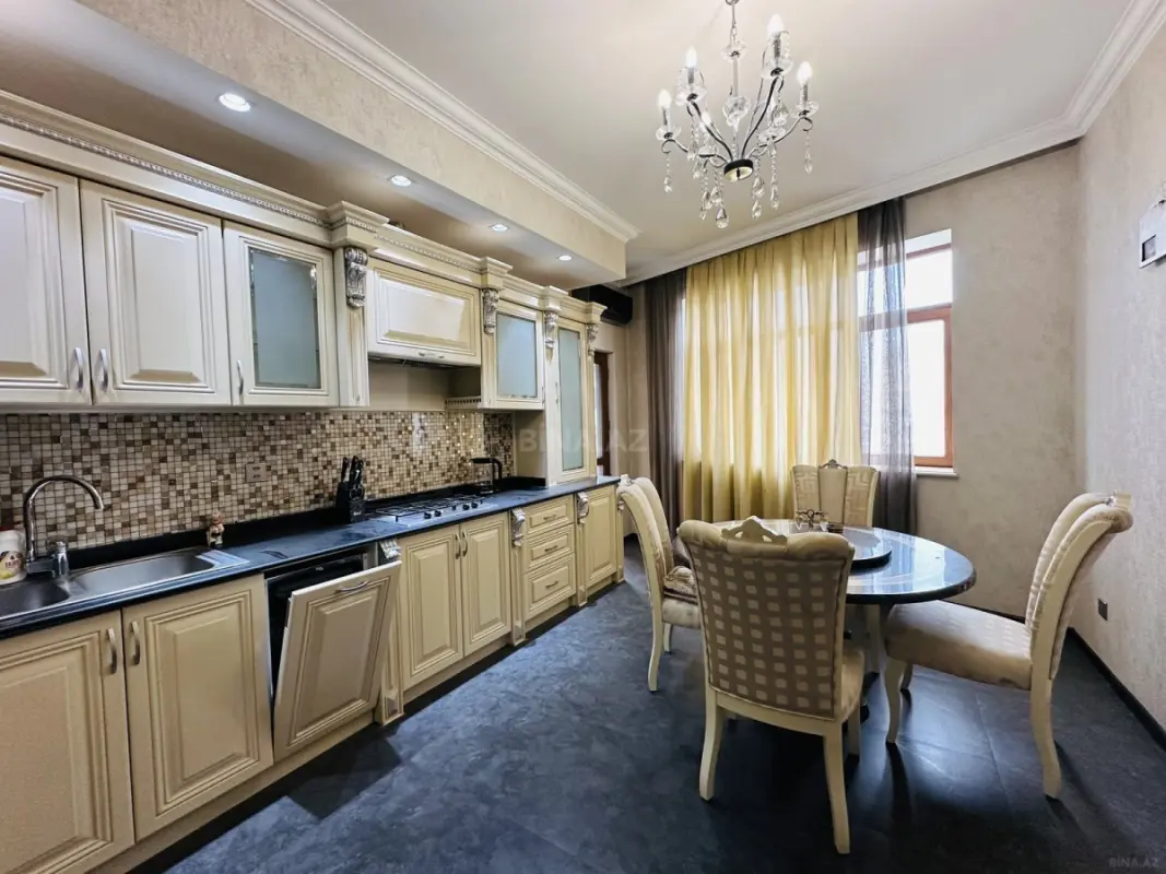 Satılır 3 otaqlı mənzil 135 m²