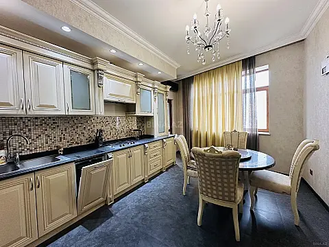 Satılır 3 otaqlı mənzil 135 m² — Bakı, İnşaatçılar 3 otaq 135.00 m²