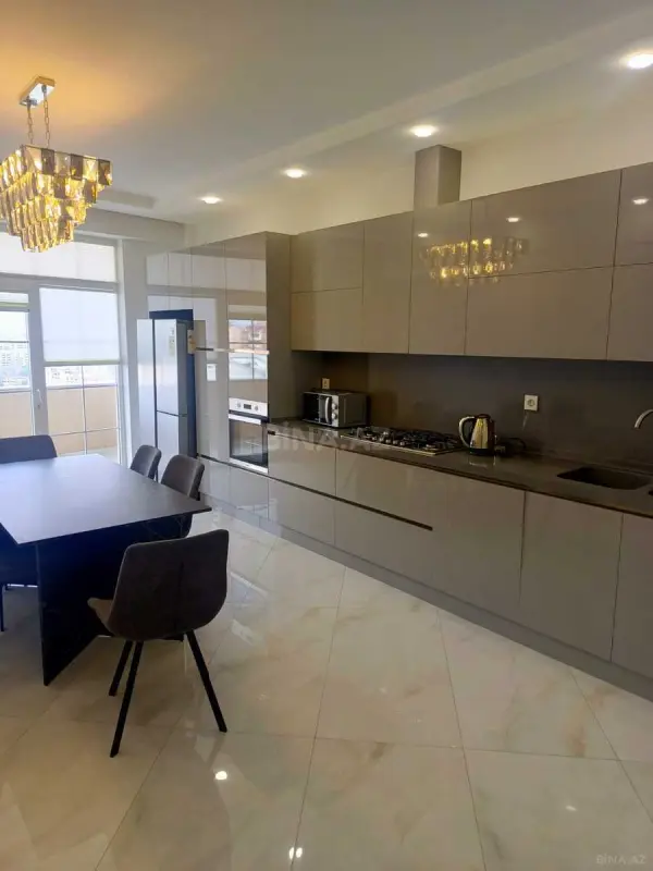 Kirayə verilir 4 otaqlı mənzil 215 m²