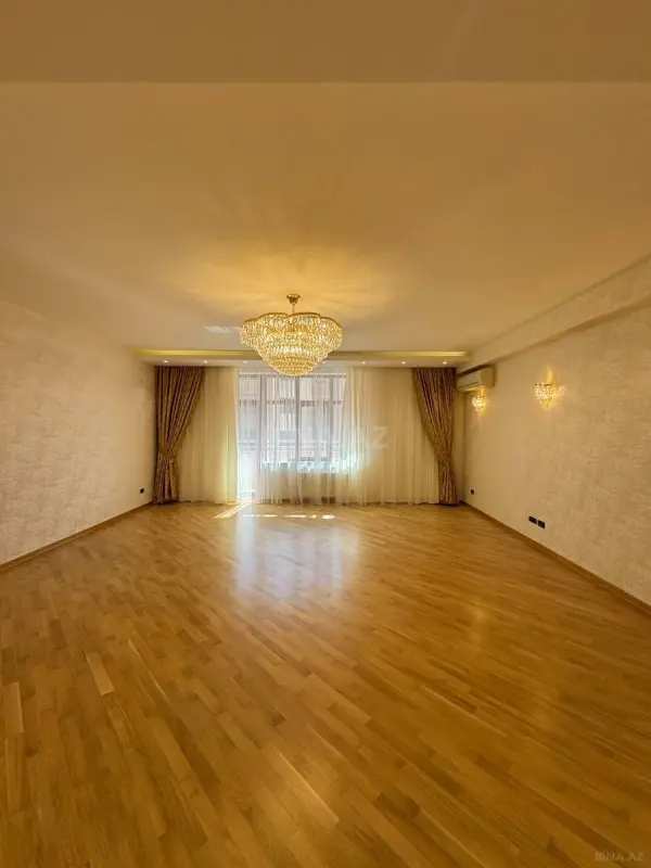 Satılır 4 otaqlı mənzil 245 m²