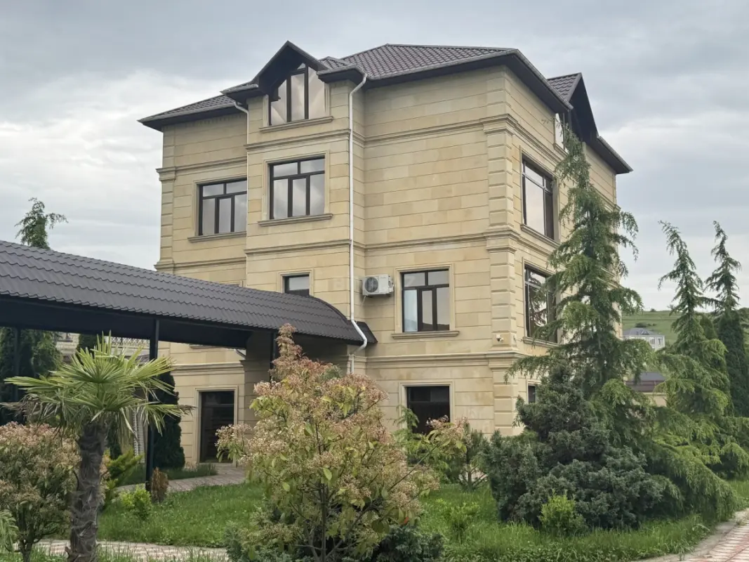 Satılır 12 otaqlı həyət evi 600 m²