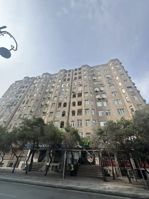 Satılır 3 otaqlı mənzil 121 m²