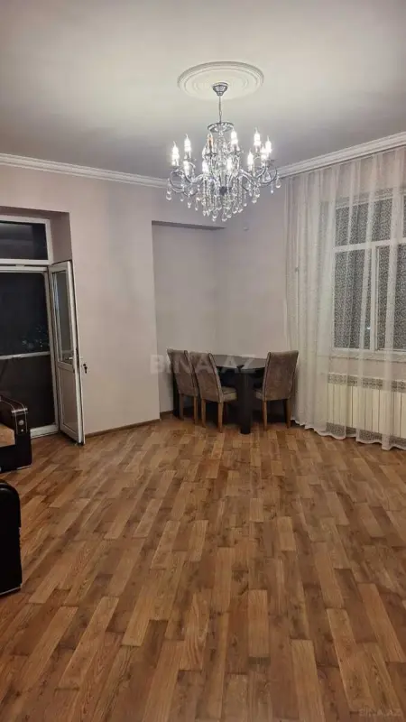 Kirayə verilir 4 otaqlı mənzil 140 m²