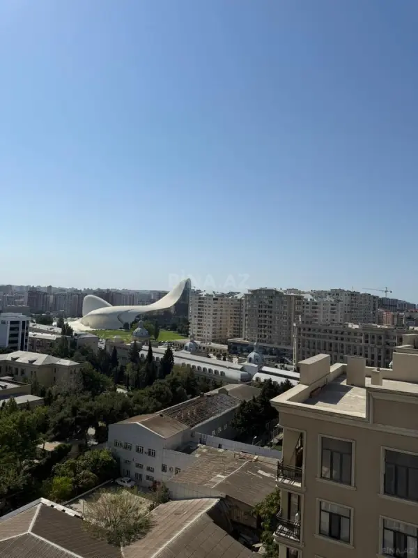 Satılır 4 otaqlı mənzil 180 m²