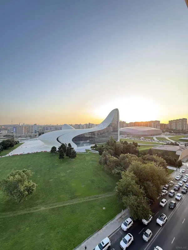 Satılır 4 otaqlı mənzil 176 m²
