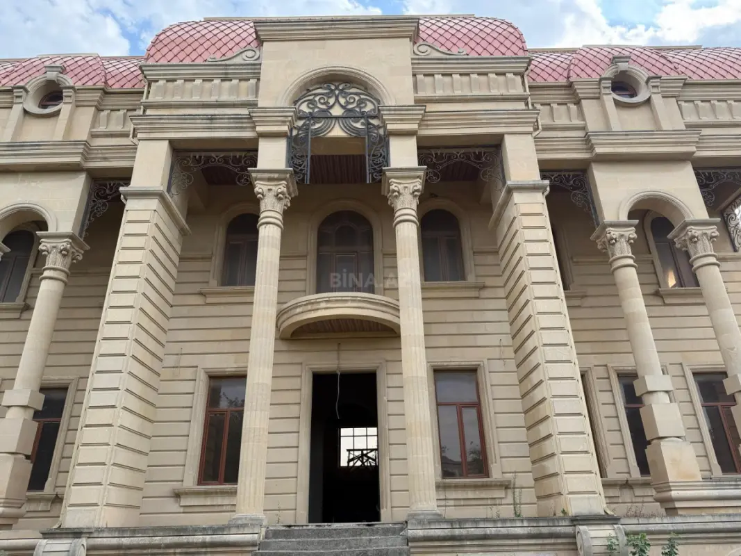 Satılır 14 otaqlı həyət evi 1900 m²