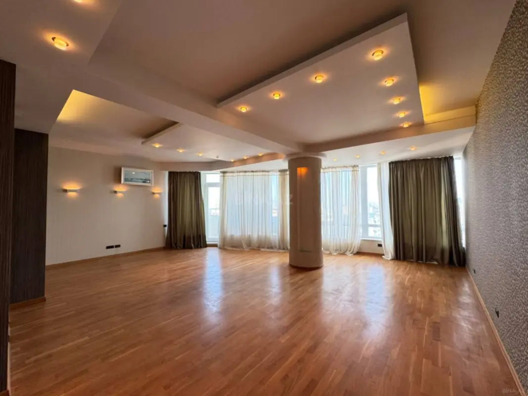 Satılır 4 otaqlı mənzil 277 m²