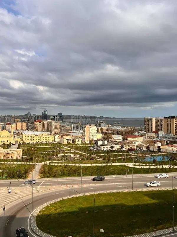 Satılır 3 otaqlı mənzil 175 m²