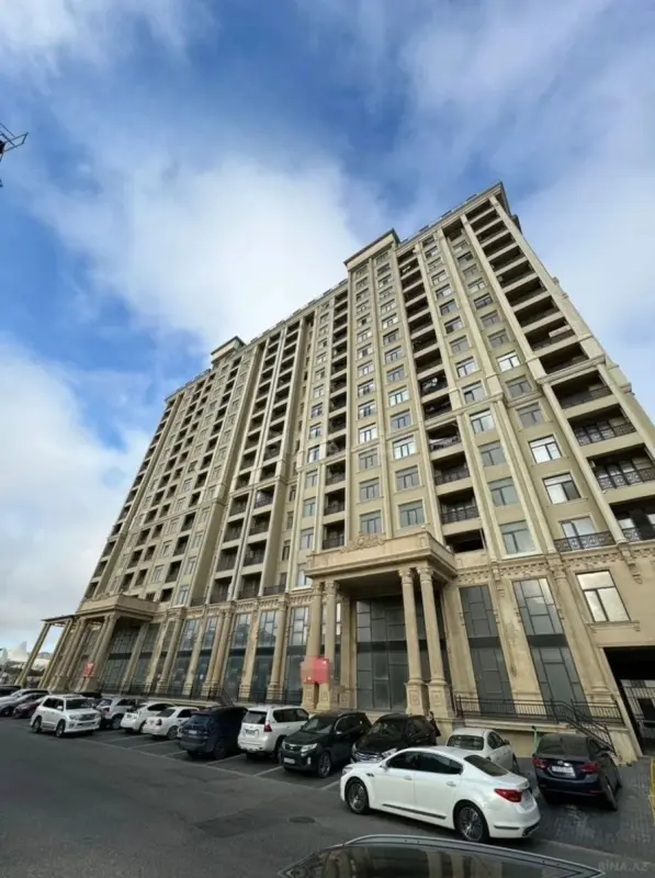 Satılır 4 otaqlı mənzil 179 m²