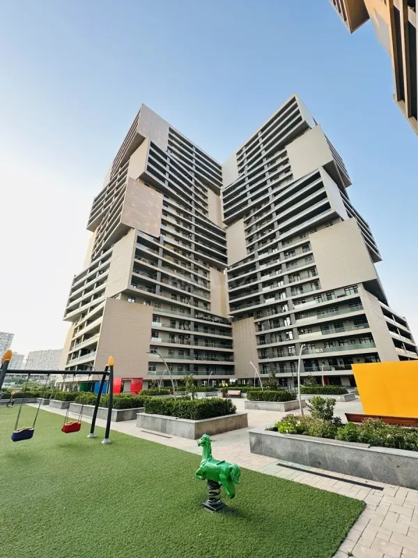 Satılır 2 otaqlı mənzil 106 m²