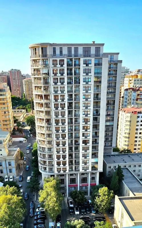Satılır 4 otaqlı mənzil 181 m²