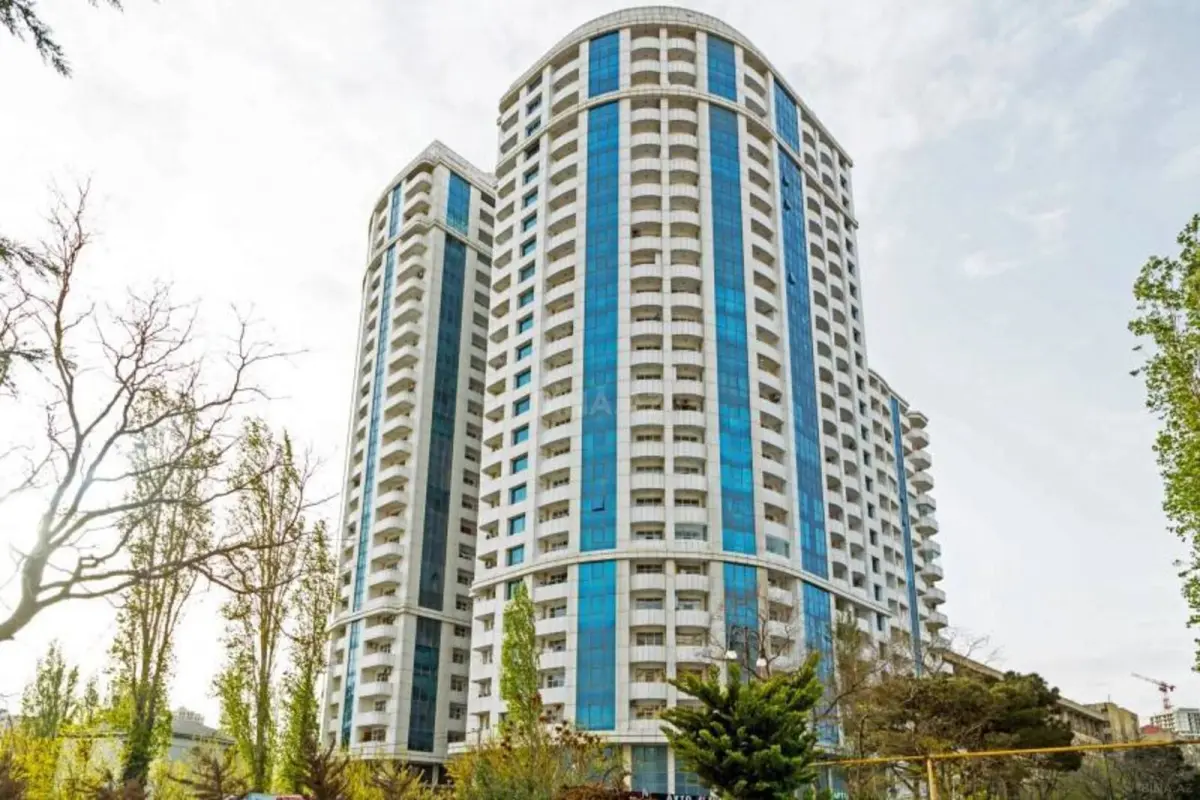 Satılır 4 otaqlı mənzil 180.5 m²
