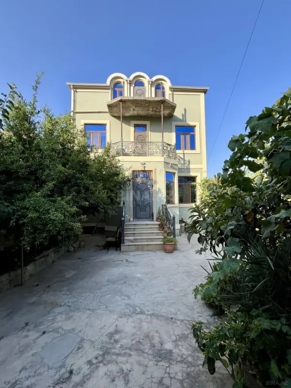 Satılır 12 otaqlı həyət evi 360 m²
