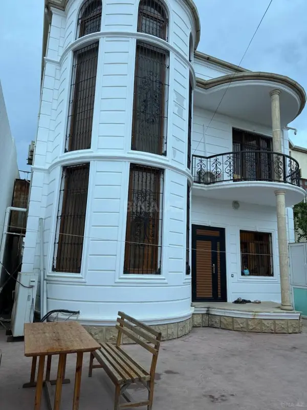 Satılır 5 otaqlı həyət evi 295 m²