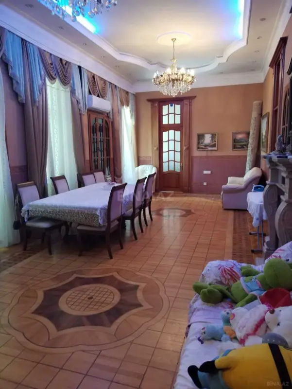 Satılır 5 otaqlı mənzil 200 m²