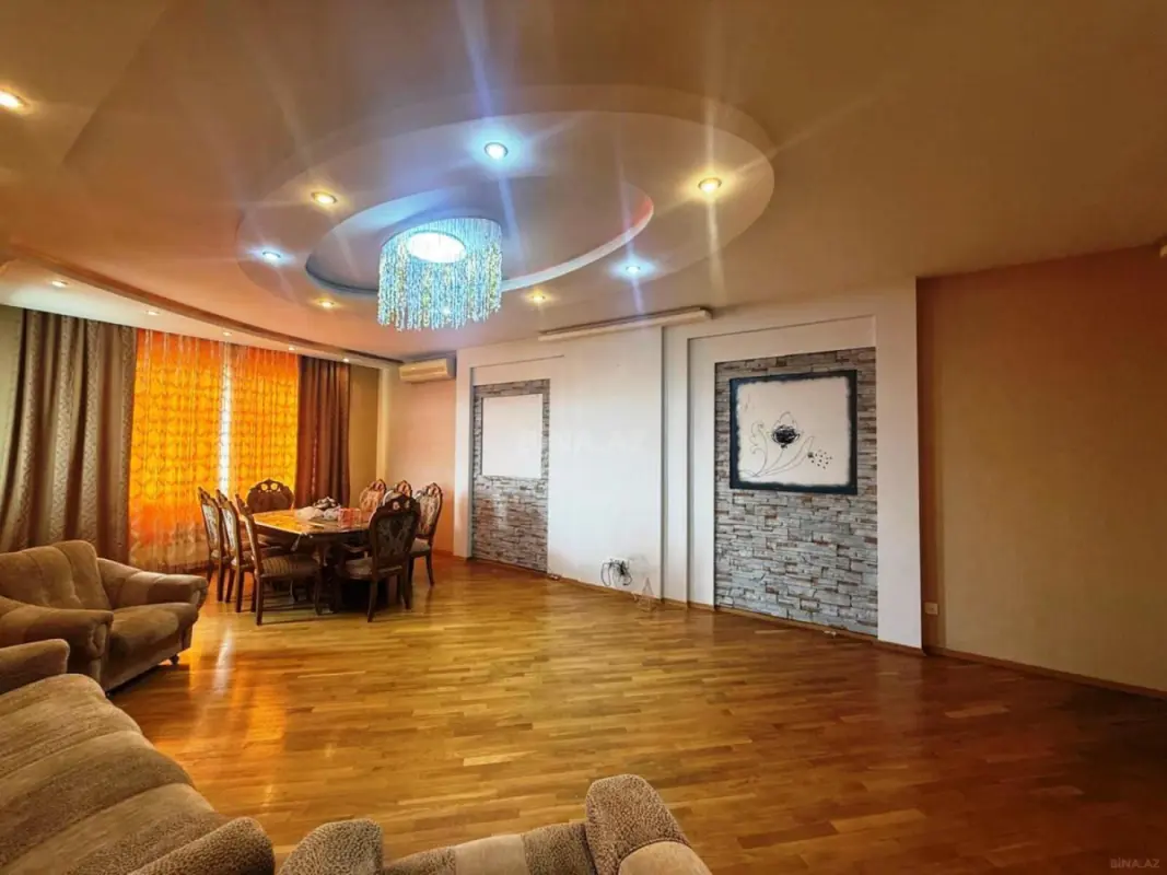 Satılır 4 otaqlı mənzil 208 m²