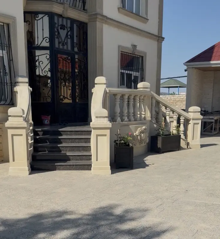 Satılır 7 otaqlı həyət evi 400 m²