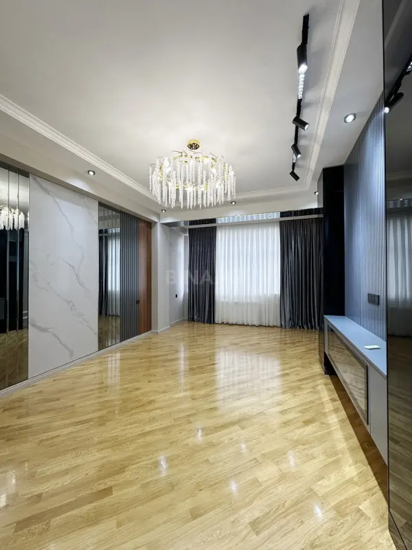 Satılır 4 otaqlı mənzil 140 m²