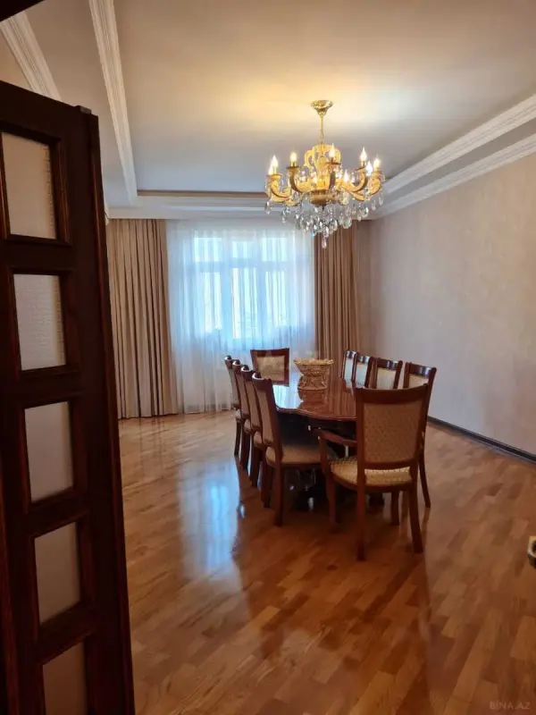 Satılır 4 otaqlı mənzil 131 m²