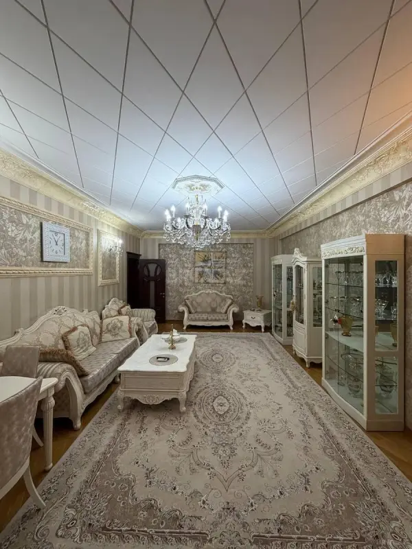 Satılır 5 otaqlı mənzil 225 m²