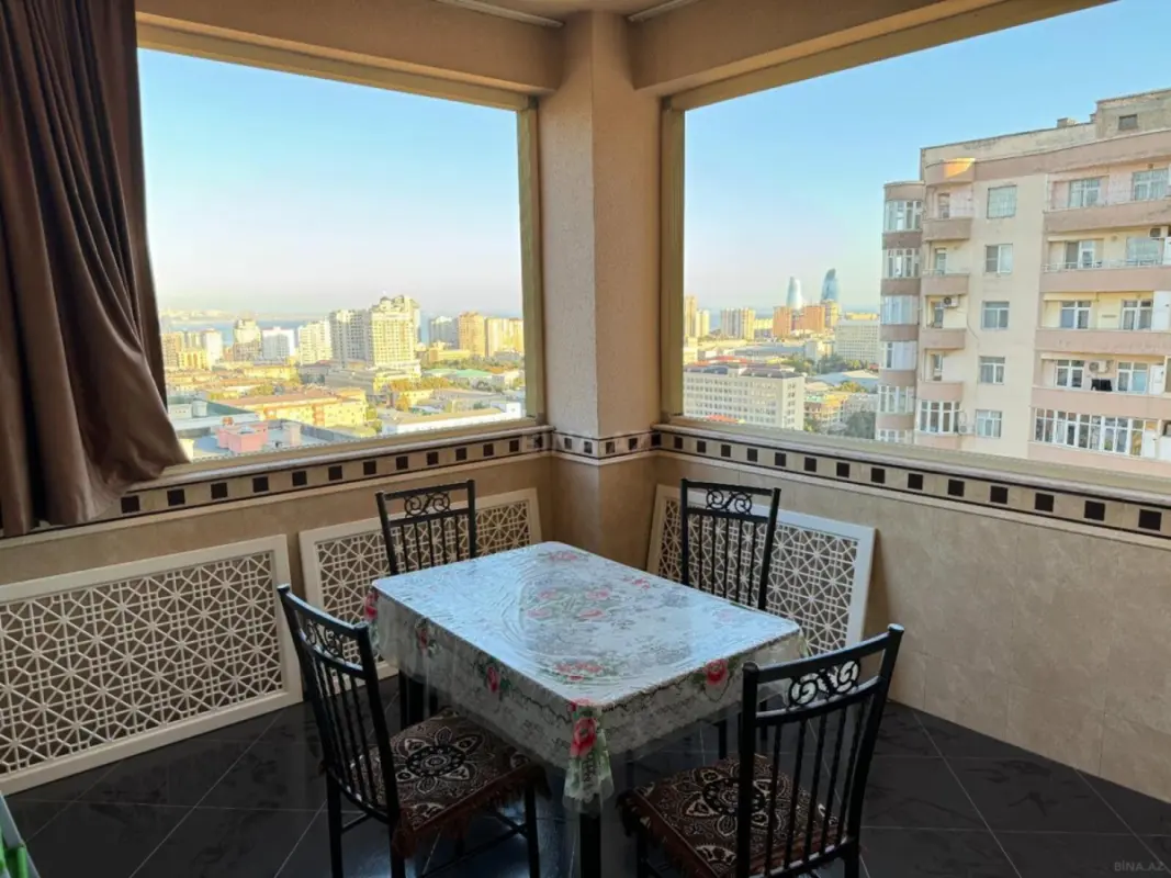 Satılır 5 otaqlı mənzil 300 m²