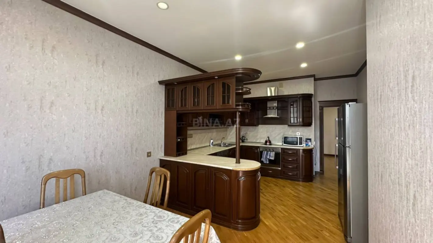 Kirayə verilir 5 otaqlı mənzil 240 m²