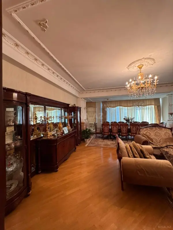 Satılır 4 otaqlı mənzil 186 m²